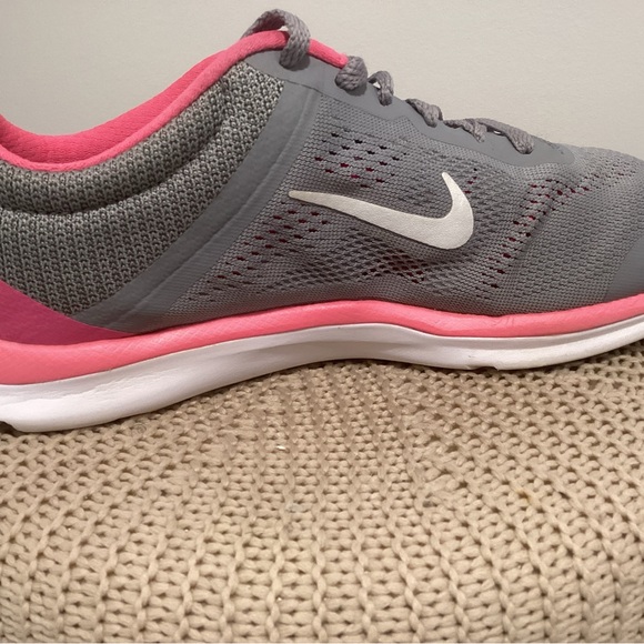 Nike Women's Athletic Sneakers in Gray/ Pink size 8 - Picture 14 of 15